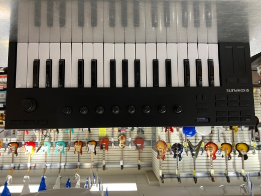 Native Instruments Komplete Kontrol M32 32-Key MIDI Keyboard